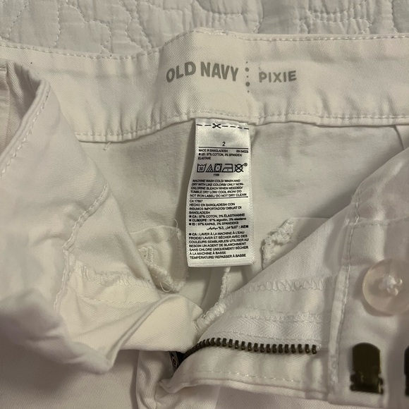 Old Navy White Size 2 Bermuda Shorts with Relaxed Fit - Picture 2 of 3